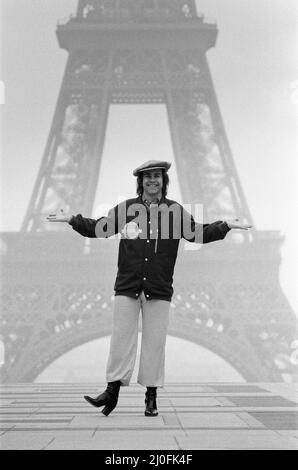 Elton John in Paris vor dem Eiffelturm. Seinen Besuch in Paris war ein Konzert zu spielen. 21. Februar 1979. Elton John dargestellt in Paris vor dem Eiffelturm. Seinen Besuch in Paris war ein Konzert zu spielen. 21. Februar 1979. Stockfoto