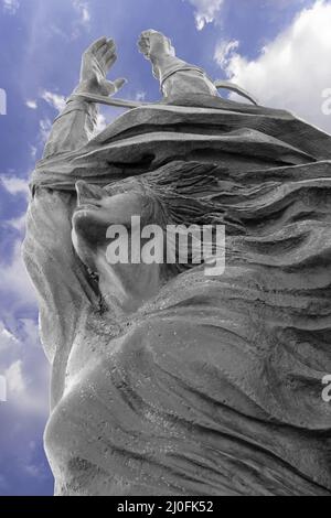 Statue mit ausgestreckten Armen Stockfoto