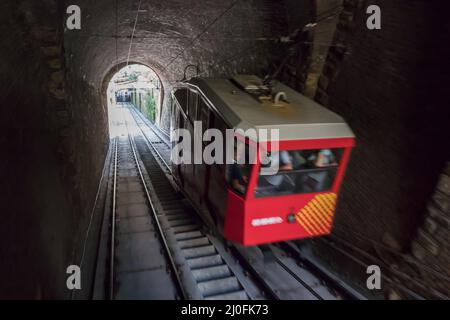 Rote Standseilbahn in der Altstadt von Bergamo Stockfoto