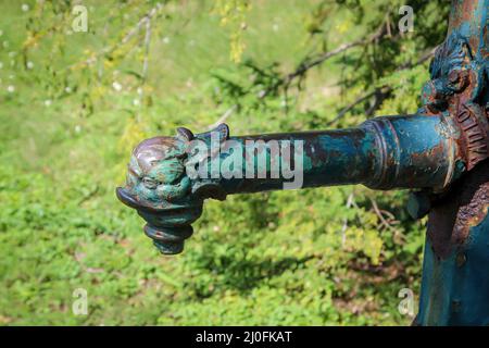 Eine Nahaufnahme einer alten gusseisernen Wasserpumpe. Stockfoto