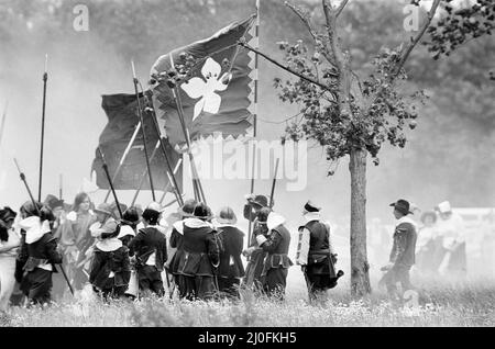 Englischer Bürgerkrieg, Nachstellung, durchgeführt von The Sealed Knot, einer pädagogischen Wohltätigkeitsorganisation, Reading, Juni 1980. Stockfoto