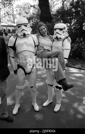 Die Stars von „Star Wars: Episode V – das Imperium schlägt zurück“ nehmen an einer Fotoserie vor dem Savoy Hotel Teil. Schauspielerin Carrie Fisher mit den Stormtroopers. 19. Mai 1980. Stockfoto