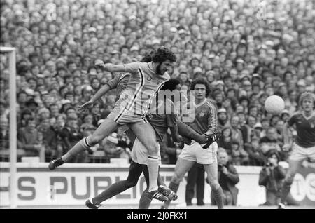 Coventry City / Nottingham Forest an der Highfield Road. Das Spiel endete 0-0 und dieser Punkt reichte für Nottingham Forest, um den Titel zu gewinnen. (Bild) Viv Anderson aus der Luft von einem Coventry bemuskelt. 22.. April 1978 Stockfoto