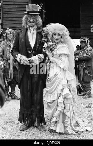 Die Fernsehfigur Worzel Gummidge, gespielt von Jon Pertwee, heiratet seine Tante Sally, gespielt von Una Stubbs, in einer Scheune in Braishfield, in der Nähe von Romsey, Hants. Zu den Gästen der Hochzeit gehörten Barbara Windsor, Bill Maynard mit mehreren Vogelscheuchen. 3.. Juli 1979. Stockfoto