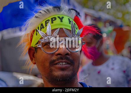 Kalkutta, Westbengalen, Indien. 15. März 2022. Feier von Holi das Fest der Farben. (Bild: © Sudip Chanda/Pacific Press via ZUMA Press Wire) Stockfoto