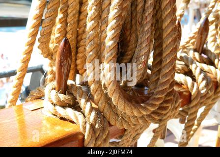 Yacht-Seile und Taue Stockfoto