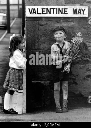 Ein Bild aus einer Serie humorvoller Neuheitenbilder, aufgenommen vom Sunday People-Fotografen Dennis Hutchinson. - Dass der erste Schultag "Crush" wird nie durch diese charmante Coupls down Valentine Way vergessen werden. Circa: 1980 Stockfoto