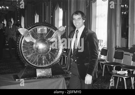 Ivan Mauger MBE, fünfmaliger Speedway-Weltmeister, wird am 11.. April 1978 mit der Sunday Mirror Winged Wheel Trophy ausgezeichnet. Stockfoto