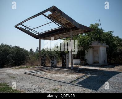 Ruinen einer verlassenen Tankstelle Stockfoto