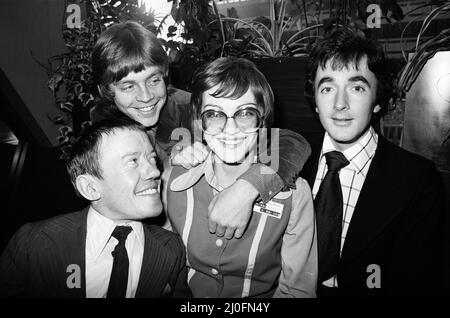 Stars des neuen Films Star Wars nehmen am 25.. Januar 1978 an der Pressekonferenz im Holiday Inn Hotel in Birmingham Teil. Mark Hamill spielt Luke Skywalker, Kenny Baker spielt R2-D2 und Anthony Daniels spielt C-3PO. Stockfoto