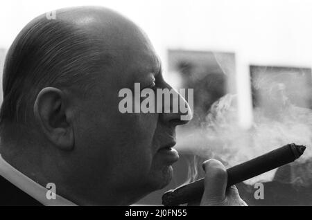 Media Mogul Lew Grade, Leiter des ATV-Fernsehens, raucht an einer seiner Markenzeichen Zigarren.6.. März 1979. Stockfoto