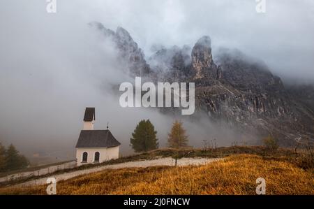 Die Kirche von Cappella di san Maurizio am grödnerpass in den Südtiroler Dolomiten in Italien. Stockfoto