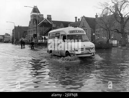 Cardiff Hochwasser 1979, unser Bild zeigt ... Rettungswagen macht seinen Weg durch überflutete Straße, Cardiff, Donnerstag, 27.. Dezember 1979. Stockfoto