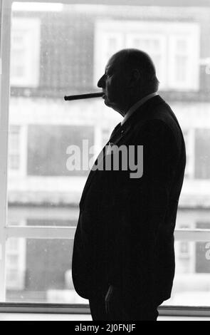 Media Mogul Lew Grade, Leiter des ATV-Fernsehens, raucht an einer seiner Markenzeichen Zigarren. 6.. März 1979. Stockfoto