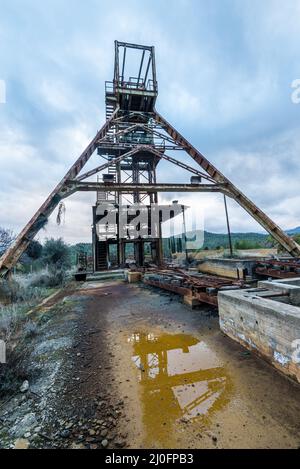 Turm mit Metallstruktur auf einer verlassenen Mine in Mitsero auf Zypern Stockfoto