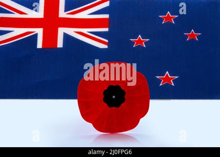 Eine Mohnblume mit einer australischen Flagge im Hintergrund. Stockfoto