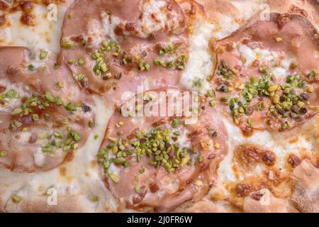 Pizza mit Mortadella und Pistazien Stockfoto