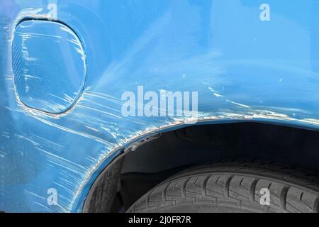 Kratzer auf der Seite des Autos Stockfoto