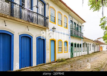 Alte Häuser Fassaden im Kolonialstil auf der alten und historischen Stadt Paraty Stockfoto