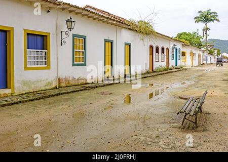 Sandstraßen und alte Häuser im Kolonialstil auf der alten und historischen Stadt Paraty Stockfoto