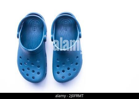 Calgary, Alberta, Kanada. November 19, 2020. Blaue Crocs Schuhe, Schaumstoff Clog Schuhe auf weißem Hintergrund. Stockfoto