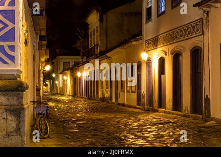 Nachtansicht der Stadt Paraty mit ihren alten und historischen Häusern im Kolonialstil Stockfoto