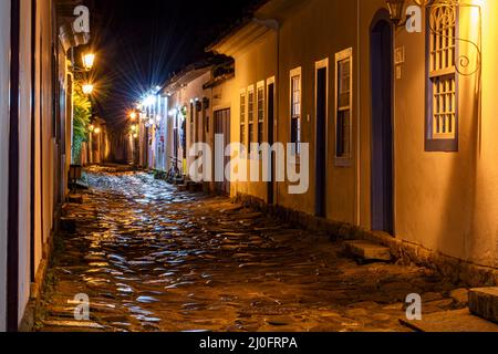 Nachtansicht der Stadt Paraty mit ihren alten Häusern im Kolonialstil Stockfoto