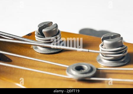 Detail eines Stimmpfostens eines E-Basses Stockfoto