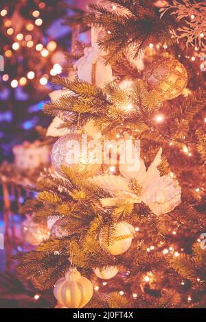 Bunte weihnachtsschmuck und Dekorationen hängen von weihnachtsbaum Stockfoto