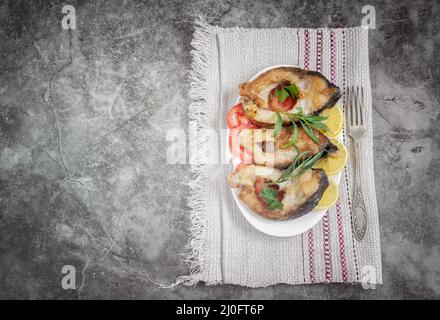 Gebratener Fischkarpfen auf dem Tisch auf einem Teller Stockfoto