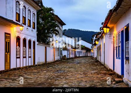 Blick auf die historische Stadt Paraty in der Abenddämmerung Stockfoto