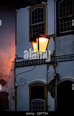 Alte Straßenlaterne aus Metall und Kolonialstil in der historischen Stadt Paraty Stockfoto