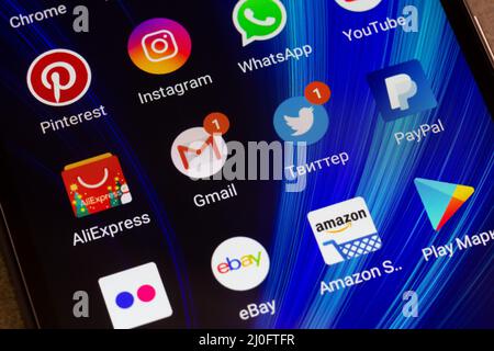 WhatsApp, YouTube, instagram, Facebook, Skype und andere App-Symbole auf dem Smartphone-Bildschirm Xiaomi Stockfoto