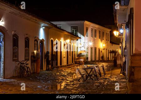 Nachtansicht der historischen Stadt Paraty mit ihren alten Häusern im Kolonialstil Stockfoto