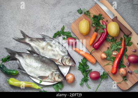 Große Flussfischbrasse zum Braten gekocht Stockfoto