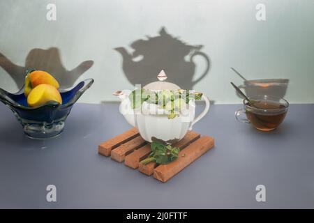 Kräutertee mit Salbei in einer Teekanne und Tasse Stockfoto