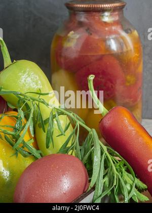 Home Canning: Dosen Paprika in Gläsern Stockfoto