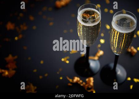 Zwei Gläser mit Sekt Champagner Wein mit goldenen Dekoration Stockfoto