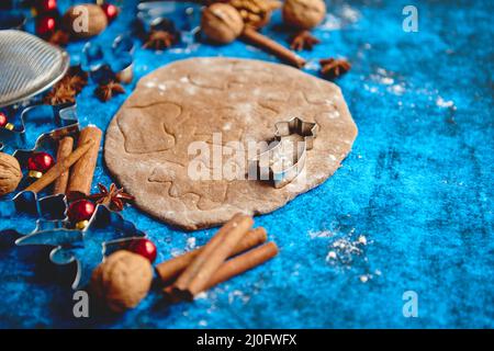 Weihnachten backen Konzept. Lebkuchen Teig mit verschiedenen cutter Formen Stockfoto