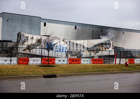 Plainfield, USA. 18. März 2022. Nach einem Brand, der das Walmart Fulfillment Center in Plainfield, Ind, zerstörte, sind Rauchgase von den verbrannten Sattelaufliegern noch immer zu sehen. Das Feuer in dem 1,2 Millionen Quadratmeter großen Gebäude begann Mittwoch gegen Mittag und wurde erst am Freitag eingedämmt. Das Bureau of Alcohol, Tobacco, Firearms, and Explosives (ATF) wird die Ursache des Feuers untersuchen. Niemand wurde bei dem Brand verletzt. Kredit: SOPA Images Limited/Alamy Live Nachrichten Stockfoto