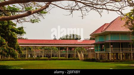 Schöne Architektur im Mrigadayavan Palast, einer ehemaligen königlichen Residenz und Touristenattraktion in Cha am, Provinz Phetchaburi, Stockfoto