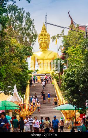 Pattaya, Thailand - 2. Mai 2015: Tourist und der schöne Eingang und die Stufen, die zum riesigen Buddha-Tempel in Pattaya führen, Stockfoto