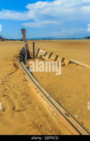 Alte Wrack Fischerboot im Sand mit blauem Himmel an bewölkten Tag Hintergrund begraben Stockfoto