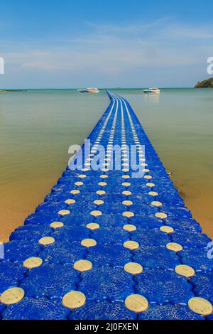 Schöner blauer Ponton aus Kunststoff, der im Meer schwimmt, Rotomolding-Steg, eine Landebahn oder ein kleiner Pier, an dem Boote Ca Stockfoto