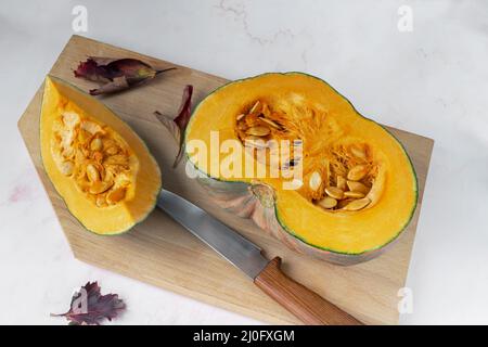 In Scheiben geschnittener, reifer Kürbis mit Samen in der Frucht Stockfoto