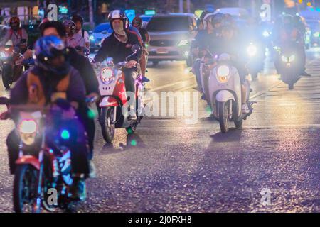 Bangkok, Thailand - 30. Januar 2017: Viele Motorräder auf der Sathorn Road in Bangkok, in der Nähe der BTS-Station Chong Nonsi, abends ti Stockfoto