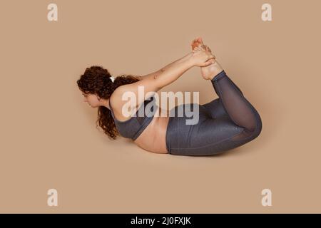Plump verzweifelt Fett barfuß übergewichtige Frau macht Yoga meditative Position Boot oder Pilates Übung. Biegedrehung Stockfoto