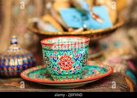 Kaffeebecher aus Porzellan im Stil von Vintage Thai handgefertigt. Schöne traditionelle thailändische fünffarbige Keramik-Kaffeetasse aus Porzellan. Benjar Stockfoto
