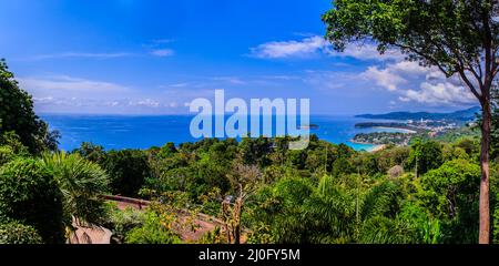 Schöne Panorama-Landschaft Blick auf türkisfarbene Wellen mit Booten, Küste und blauen Himmel Hintergrund aus der hohen Luftaufnahme p Stockfoto