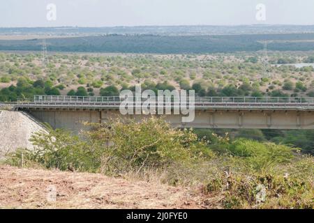 Panoramasicht auf die Strecke der Nairobi Mombasa Railway, die durch den Nairobi National Park, Kenia, führt Stockfoto